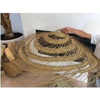 Set Aus 2 Sehr Großen, Flachen, Durchbrochenen Pendelleuchten in Esparto. Heimdekorationsstroh. Boho-Chic-Lampenschirm von Lemondeenpanier