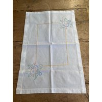 Vintage Weiße Baumwolle Bestickte Tischdecke - Tischset/Tabletttuch von LenaLovesVintage