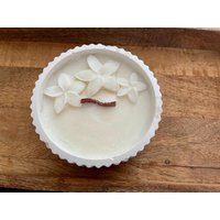Große Duftkerze 200G. Soyawachskerze Geschenk Deko Handmade in Gipsschale Blumen Vegan Nachhaltig Bio von Lenashandmadeschatz