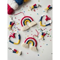 Regenbogen Makramee "Helau", Handgemachte & Individuelle Fastnacht Und Karneval Deko/Geschenk von LeniLovesShop