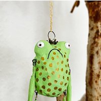 Froschglöckchen, Grumpy Froschfigur Froschskulptur, Frosch Zum Aufhängen, Froschkönig, Baumschmuck, Weihnachtsdeko, Froschanhänger, Unikat von Lenzkunzt
