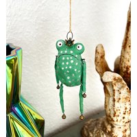 Froschglöckchen, Hängender Frosch, Froschskulptur, Frosch Zum Aufhängen, Froschkönig, Baumschmuck, Weihnachtsdeko, Froschanhänger, Unikat Froschglöckchen, Hängender Frosch, Froschskulptur, Frosch Zum Aufhängen, Froschkönig, Baumschmuck, Weihnachtsdeko, Froschanhänger, Unikat von Lenzkunzt