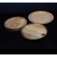 Gedrechselte Holzteller 25 cm, Aus Schwarzkiefe, Perfekt Zum Servieren Von Gebäck Oder Als Kleines Tablett Gedrechselte Holzteller 25 cm, Aus Schwarzkiefe, Perfekt Zum Servieren Von Gebäck Oder Als Kleines Tablett von LeoUnikate