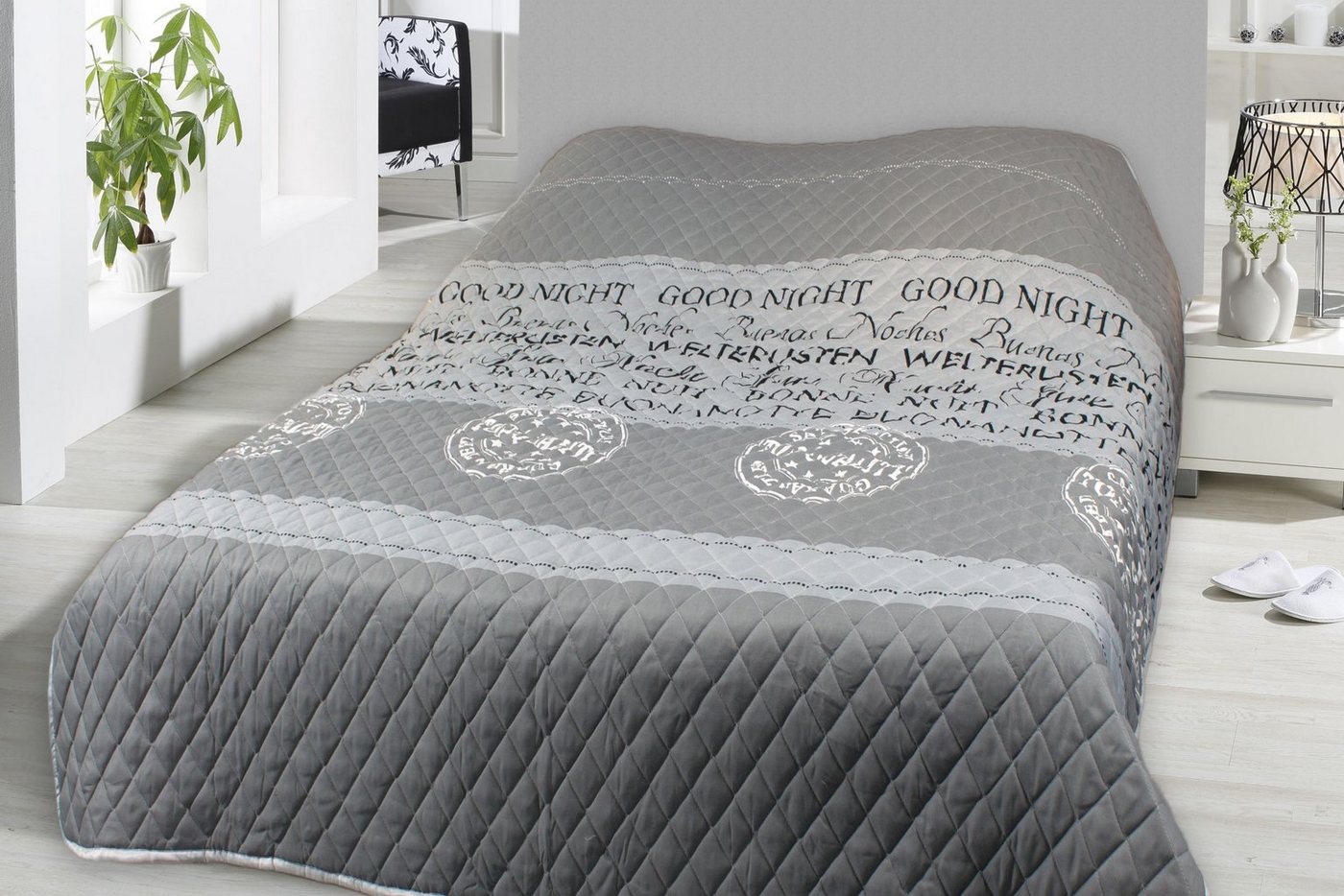 Tagesdecke mit Steppung 140x210 oder 240x220, Leonado Vicenti, Bettüberwurf Grau mit Schriftzug Good Night von Leonado Vicenti