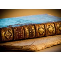 Laminiertes Tischset Altes Buch Nummer 1 von LesSetsDeMarion