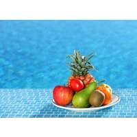 Obstlaminiertes Tischset Vor Dem Pool von LesSetsDeMarion