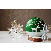 Grüne Weihnachtskerze Mit Weißem Hirsch, Weihnachtstischdekoration, Weihnachtsgeschenk, Winterkerze von LessCandles