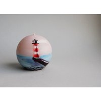 Handgemachte Kerzenkugel - Handbemalter Leuchtturm Am Wellenbrecher Wohngeschenk Dekor Maritimes Strand Cottage von LessCandles