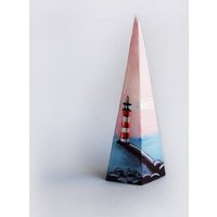 Maritime Kerzenpyramide Mit Gemaltem Leuchtturm Am Wellenbrecher, Maritimes Wohndekor Maritime Kerzenpyramide Mit Gemaltem Leuchtturm Am Wellenbrecher, Maritimes Wohndekor von LessCandles