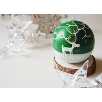 Weihnachtskerzenkugel, Grüne Kerze Mit Handbemaltem Weißen Hirsch, Weihnachtsgeschenk, Weihnachtsdekoration, Weihnachtsdekoration von LessCandles