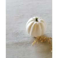 Handgeschnitzte Weiße Kürbiskerze, Herbsterntedekor von LessCandles