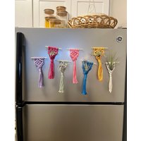 Makramee Air Plant Magnet | Geflochtene Pflanzenampel Display Pflanzenhalter Pflanzen Dekor Frühling Boho Küche Muttertagsgeschenk von LetsGetBohoCreations