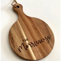 Personalisiertes Charcuteriebrett, Rundes Käsebrett, Schneidebrett Mit Gravur, Hochzeitsgeschenk, Einweihungsgeschenk von LetterAndLaceStudio