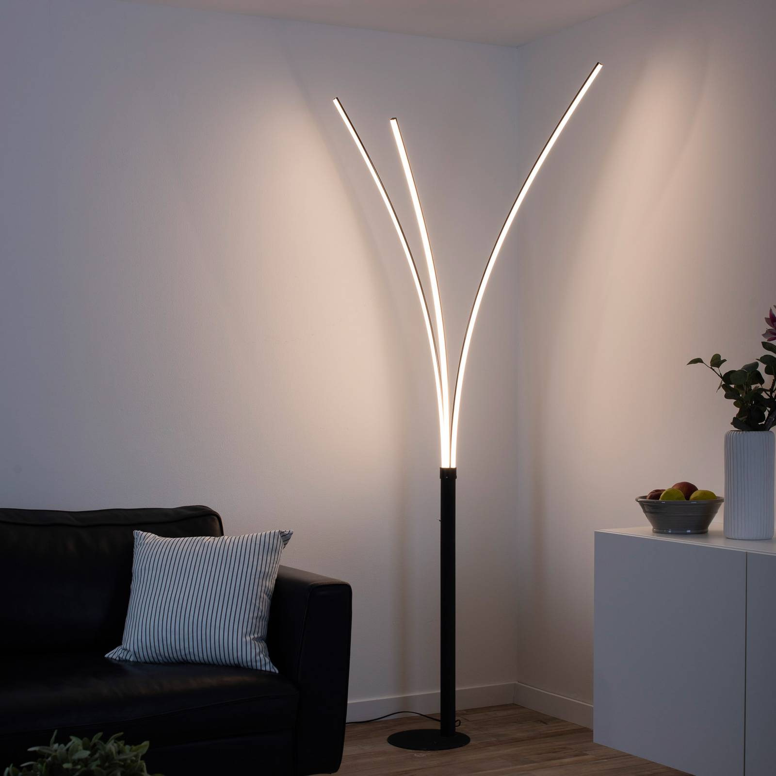 LED-Stehleuchte Maja, dreiflammig schwarz von JUST LIGHT.