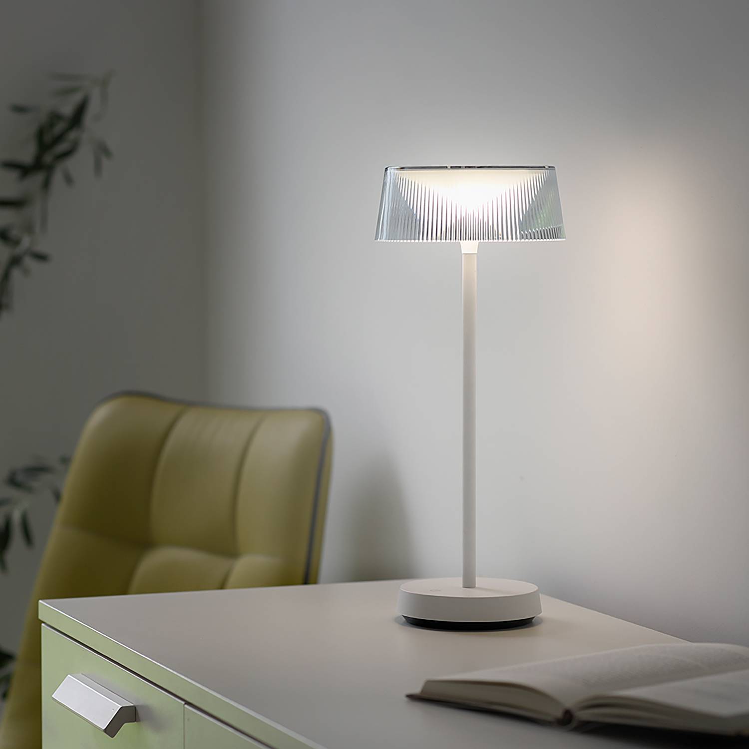 Nachttischlampen von LEUCHTEN DIREKT und andere Lampen für Schlafzimmer.  Online kaufen bei Möbel &