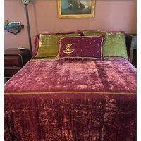 Luxuriöser Samtstoff Aus Maulbeerseide in Burgunderrot - Hochwertige Eleganz Für Couture & Wohnkultur Kantha Handgefertigte Bettwäsche Luxuriöser Samtstoff Aus Maulbeerseide in Burgunderrot - Hochwertige Eleganz Für Couture & Wohnkultur Kantha Handgefertigte Bettwäsche von LevuSilkVN