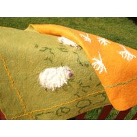 Auf Bestellung Gefertigt. Handgefilzte Merinowolle Babydecke 2 Seiten Grün/Orange Wollfleece Seide Mit Schaf Und Pusteblume Bilder Design von LexiesStoreGoods
