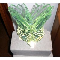 Glaskulptur "Tulpe" Aus Handgebrochenem Und Geschliffenem Glas Mit Led Beleuchtung von LeylaCSurreal