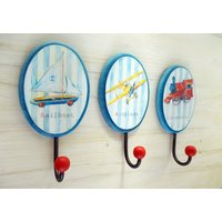 Set Von Drei Kleiderbügeln Fürs Kinderzimmer Mit Dem Segelboot-Flugzeug-Lokomotiv Set Von Drei Kleiderbügeln Fürs Kinderzimmer Mit Dem Segelboot-Flugzeug-Lokomotiv von LiRuHandmade