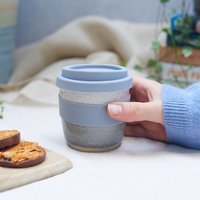 Kurzer Reisebecher Aus Keramik - Misty Morning Glaze von LibbyBallardCeramics