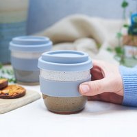 Kurzer Reisebecher Aus Keramik Mit Verschwommener Skyline-Glasur von LibbyBallardCeramics