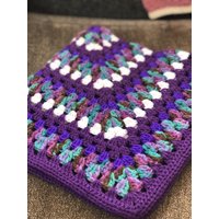 Handgemachte Lila Babydecke. Gehäkelte Gestrickte Babydecke von LibbyhandmadeCrafts