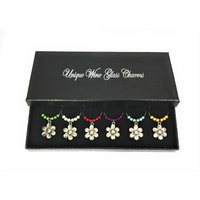 Set Aus 6 Handgefertigten Gänseblümchen-Weinglas-Anhängern Von Libby's Market Place Set Aus 6 Handgefertigten Gänseblümchen-Weinglas-Anhängern Von Libby's Market Place von LibbysMarketPlace
