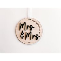 Unser Erstes Weihnachten Als Mrs & Ornament | Personalisierte Verzierung Brautpaar Geschenk Stolz Erstverheiratet 2024 Unser Erstes Weihnachten Als Mrs & Ornament | Personalisierte Verzierung Brautpaar Geschenk Stolz Erstverheiratet 2024 von LibelleStudioCo