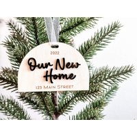 Unser Neues Zuhause Ornament 2024 | Personalisiertes Neues Geschenk New Home Makler Abschluss Adresse Unser Neues Zuhause Ornament 2024 | Personalisiertes Neues Geschenk New Home Makler Abschluss Adresse von LibelleStudioCo