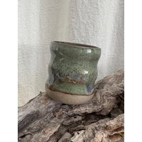 Kaffeebecher Wobby Mug ‚Waldmagie' Mit Lotusblume | Atemberaubende Farbkombination in Grün Auf Dunklem Ton Zarten Spots 360 Ml Kaffeebecher Wobby Mug ‚Waldmagie' Mit Lotusblume | Atemberaubende Farbkombination in Grün Auf Dunklem Ton Zarten Spots 360 Ml von LibelluleC