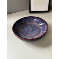 Keramikschale Handgemacht 24 cm | Flache Steinzeug Schale Raspberry Kristallglasur Blau Rosa Servierschale Unikat Designer Keramik Keramikschale Handgemacht 24 cm | Flache Steinzeug Schale Raspberry Kristallglasur Blau Rosa Servierschale Unikat Designer Keramik von LibelluleC