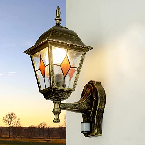 Licht-Erlebnisse Wandleuchte mit Bewegungsmelder in Gold Antik IP44 Balkon Haustür B:15 cm E27 Rustikal nostalgisch Tiffany Outdoor Wandlampe SALZBURG von Licht-Erlebnisse