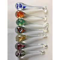 Glastropfen Mit Öse, Klöppel, Pendel, Glaskunst, Tropfen Farbigen Glaseinschlüssen Zum Hängen, 7 Stück Farblich Sortiert Ca. 7-8 cm Lang Glastropfen Mit Öse, Klöppel, Pendel, Glaskunst, Tropfen Farbigen Glaseinschlüssen Zum Hängen, 7 Stück Farblich Sortiert Ca. 7-8 cm Lang von LichtenheldtGlas
