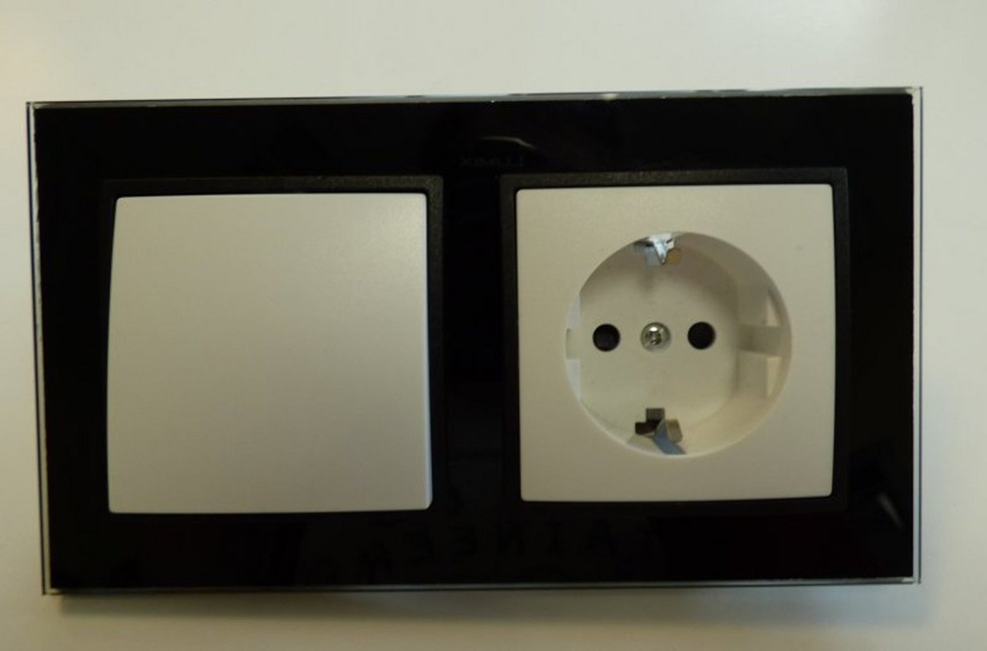 Lichtideen Schalter 7974 Abelka Nuovo schwarz GLAS Wechsel- + Schukodose (Taster, Schalter, Anennendose, Steckdose mit USB lieferbar) von Lichtideen