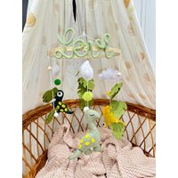 Personalisierter Schriftzug Aus Draht Und Wolle Geschenk Geburt Buchstaben Strickname Babymobile Mit Makramee Regenbogen von LiebeistHandgemacht