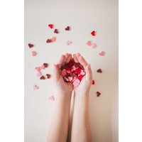 Moderne Geburtstags Tischdeko Konfetti Herzen Acryl | Nachhaltig Und Wiederverwendbar Deko Ideen Liebe Streudeko Hochzeit von Liebesnaht