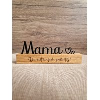 Holzständer Mama Du Bist Großartig | Muttertag Personalisierbar Mit Schriftzug Spruch Text Aufsteller von LiebevolleKreation
