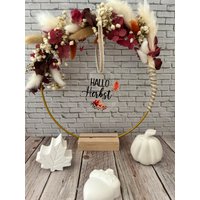 Herbstkranz Trockenblumen Mit Holzfuß | Hallo Herbst Tischdeko Boho Herbstdeko Modern Pampasgras Kranz Geschenkidee Herbstkranz Trockenblumen Mit Holzfuß | Hallo Herbst Tischdeko Boho Herbstdeko Modern Pampasgras Kranz Geschenkidee von LieblichDeko