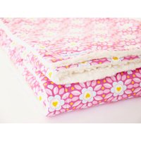 Babydecke, Kuscheldecke, Baumwolldecke, Rosa/ Pink Mit Hellblauen Blümchen Von Lieblingsschnitte Babydecke, Kuscheldecke, Baumwolldecke, Rosa/ Pink Mit Hellblauen Blümchen Von Lieblingsschnitte von Lieblingsschnitte