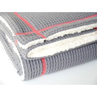 Babydecke, Kuscheldecke, Baumwolldecke, Waffelpiqué Dunkelgrau, Ziernaht Pink, Von Lieblingsschnitte Babydecke, Kuscheldecke, Baumwolldecke, Waffelpiqué Dunkelgrau, Ziernaht Pink, Von Lieblingsschnitte von Lieblingsschnitte