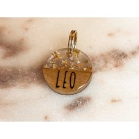 Mini Marke Ø 20 Mm Aus Harz Und Olivenholz Gold Mit Beidseitiger Gravur | Hundemarke Hundeanhänger Für Kleine Hunde von LielaPetshop
