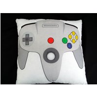 Nintendo 64 Game Controller Kissen Plüsch Nintendo 64 Game Controller Kissen Plüsch von LifeIzzntRuff