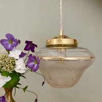 Vintage Art Deco Kugel Pendelleuchte Aus Weißem Und Goldenem Milchglas Vintage Art Deco Kugel Pendelleuchte Aus Weißem Und Goldenem Milchglas von LightBlossomBoutique