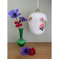 Vintage Pendelleuchte in Weißer Opalglaskugel Mit Rosenmotiv von LightBlossomBoutique
