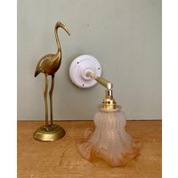 Vintage Milchglas Tulpen-Wandlampe Vintage Milchglas Tulpen-Wandlampe von LightBlossomBoutique