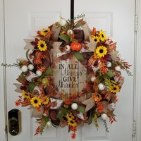 Herbst-Thanksgiving-Kranz - Deko-Netz Mit Lebhaften Herbstblumen Und Schönen Bändern. Das Schild "In All Things Give Thanks" von LightShinerCreations