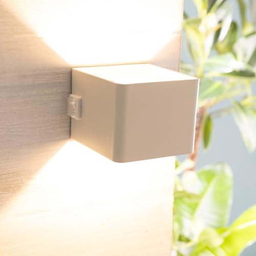 Lightbox LED Außen Wandlampe | 10 x 10 x 8 cm | aufladbare Outdoor Wandleuchte mit Magnet & USB & Bewegungsmelder & Kippschalter & warmweißer Lichtfarbe (3000 K) | Hausfassade und Terrasse | Weiß von Lightbox