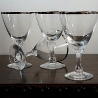 Große Weingläser Trauring Fostoria 1950Er Jahre Vintage Stemware | Barware Silberrand Platin Band Wasserkelche Hex Stems von LightlySaucedRetro