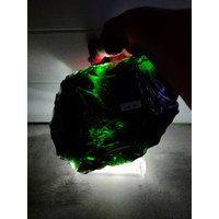 Licht Aus Rohem Andara Kristall Dunkel Smaragdgrün 6600Gr Mit Sockel, Lampe Und Dimmer Für Anzeige Oder Meditation von Lightofandara