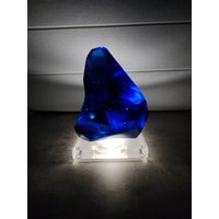 Licht Aus Schneide Andara Kristall Dunkelblau 1800Gr Mit Sockel, Lampe Und Dimmer Zur Darstellung Oder Meditation von Lightofandara